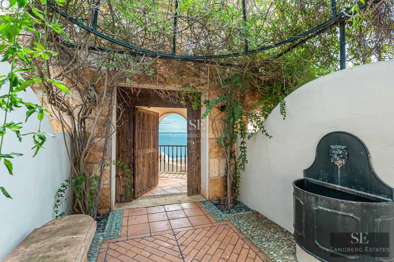 Vaste terrasse avec piscine à débordement et vue panoramique. Design moderne, mobilier d'extérieur élégant et aménagement paysager soigné.