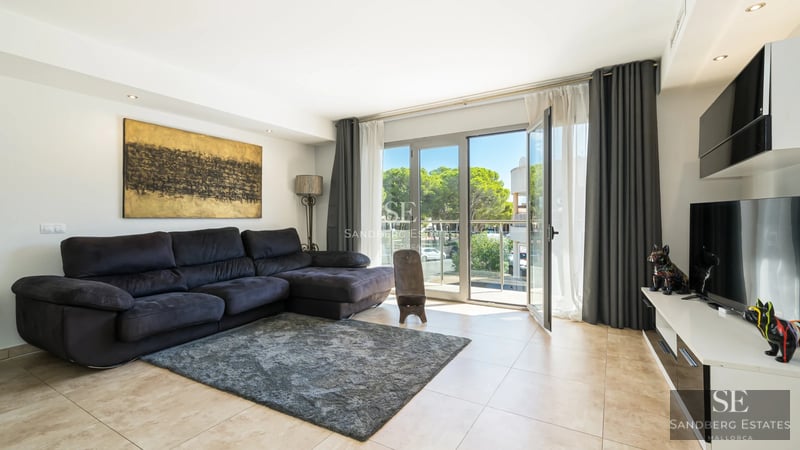 Exclusive Pool Property in Prime Location Exterior view of a modern villa with infinity pool, lush garden, and spacious terraces. Contemporary architectural design.