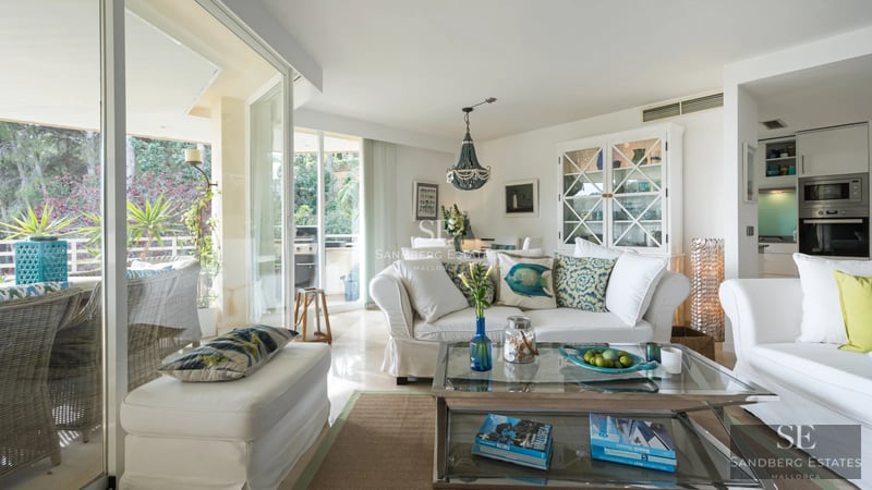 Spacious balcony with sea views and modern furniture. Bright and relaxing atmosphere. Ideal for outdoor enjoyment.