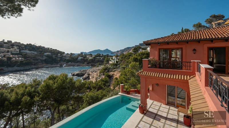 View of a luxurious villa with infinity pool, lush gardens and spacious terraces. Modern and minimalist architecture.