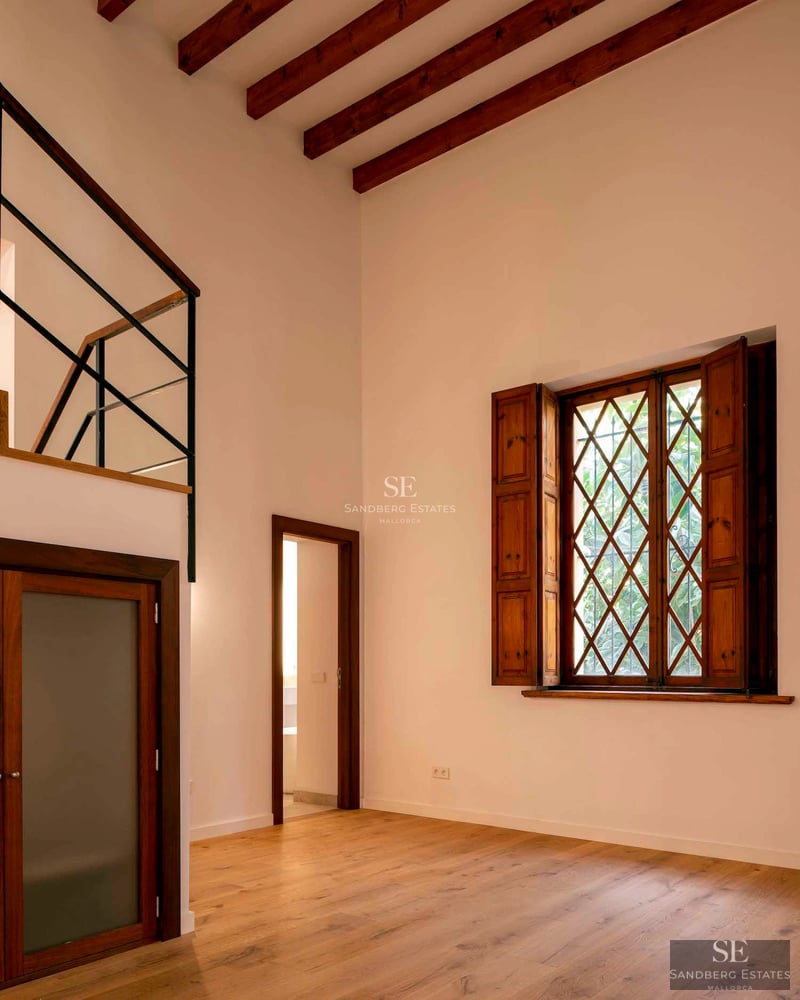 Pool view, terrace with sun loungers and umbrellas. Modern architecture, large windows, lush garden. Luxury and comfort.