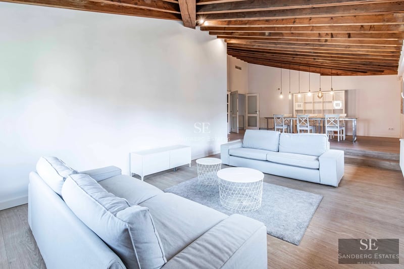 Weite Ansicht einer modernen Villa mit Infinity-Pool. Minimalistisches Design, große Fenster und üppige Vegetation.