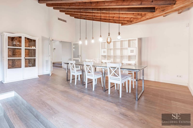 Bild einer luxuriösen Villa mit Infinity-Pool, umgeben von Grün und Panoramablick. Moderne und elegante Architektur.