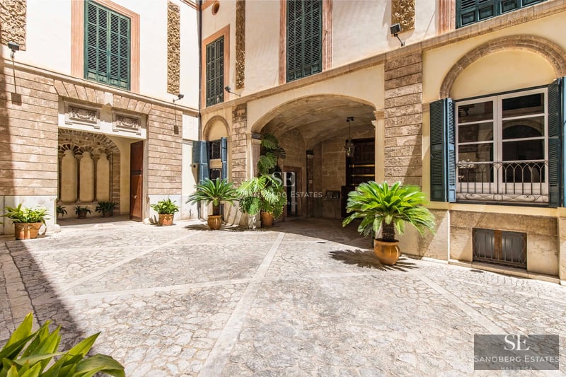 Moderne Terrasse mit Meerblick. Infinity-Pool, Designermöbel und Glasgeländer. Klarer blauer Himmel und natürliche Umgebung.