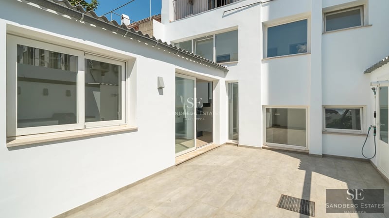 Exterior view of a modern villa featuring a swimming pool, manicured garden, large windows, and avant-garde architectural design.