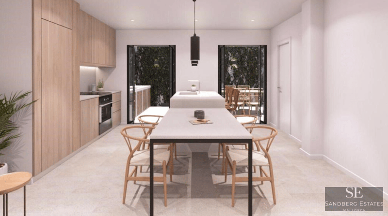 Moderne Küche mit hellen Holzschränken, weißer Kochinsel und integriertem Esstisch mit Holzstühlen.