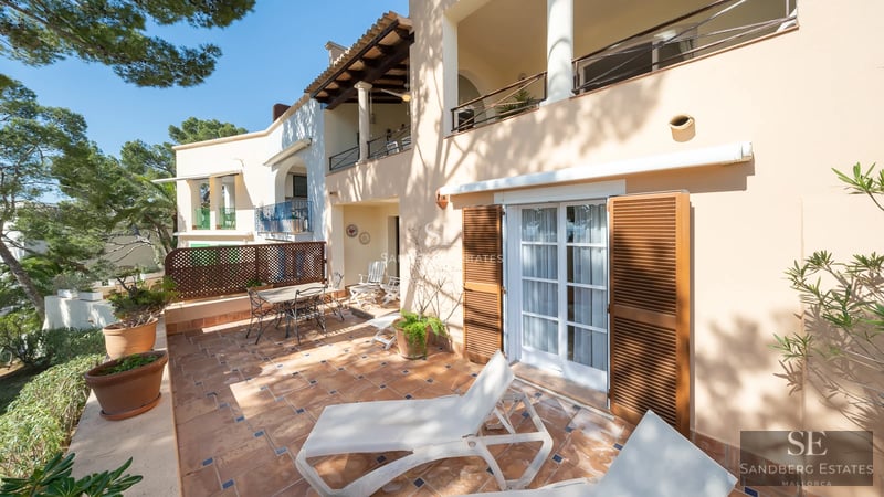 Villa moderna con piscina infinita, tumbonas y vistas panorámicas. Diseño minimalista, arquitectura elegante. Ideal para relajación y disfrute.