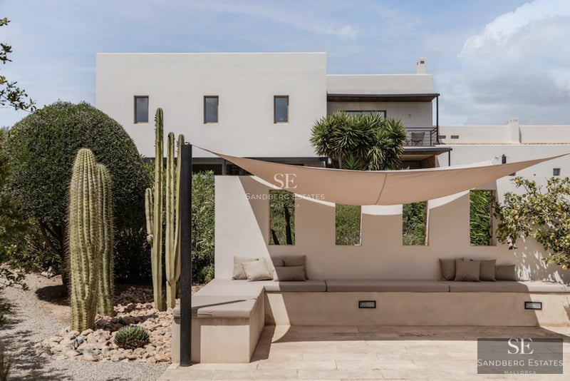Exterior view of a modern villa with pool and lush garden. Minimalist design, large windows and manicured landscaping.