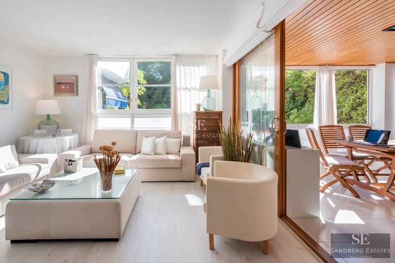 Modern facade with infinity pool and views. Minimalist design, large windows, lush gardens. Natural lighting.