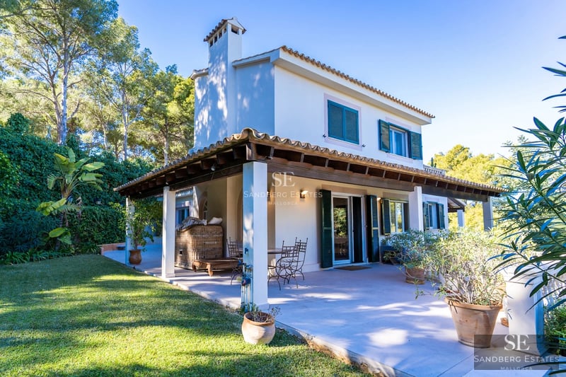 View of a luxurious villa with an infinity pool, large garden, and modern design. Large windows illuminate the interiors.