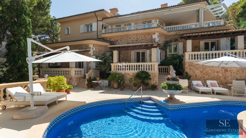 Spacious terrace with infinity pool and sea view. Modern design with elegant outdoor furniture and abundant natural light.