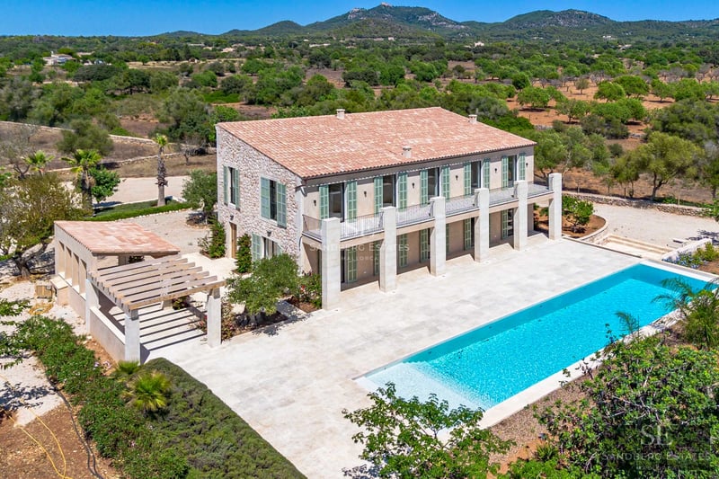 Wide view of a terrace with infinity pool and panoramic sea views. Modern, minimalist design and high-quality finishes.