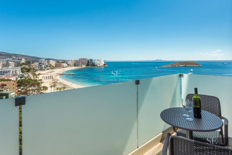 Vista exterior de villa moderna con piscina infinita, amplias terrazas y jardín exuberante. Arquitectura contemporánea y diseño paisajístico cuidado.