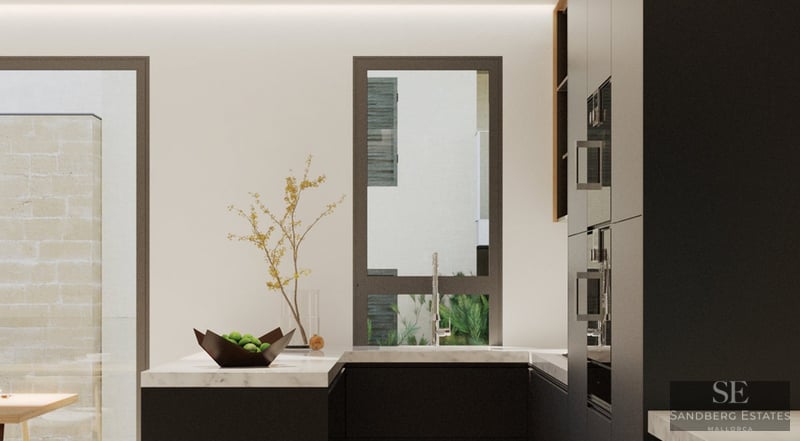 Minimalistische Küche mit schwarzen Schränken, weißen Marmorarbeitsplatten und Blick auf einen Innenhof.