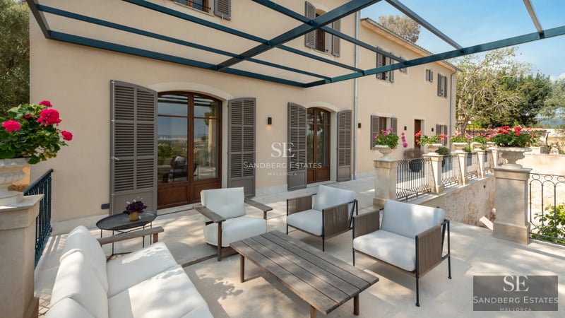 Exterior view of a modern villa with infinity pool, large windows and lush greenery. Minimalist architecture.