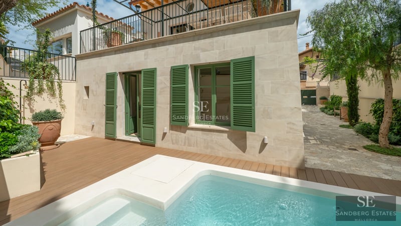 Exterior view of a modern house with infinity pool. Large windows, minimalist design, and lush garden.