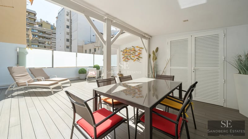 Amplio salón con ventanales, piscina infinita y vistas panorámicas. Diseño moderno con muebles elegantes y luz natural.