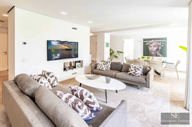 Spacious terrace with swimming pool, sea view. Modern design, elegant furniture, natural lighting. Ideal space for relaxing and enjoying.