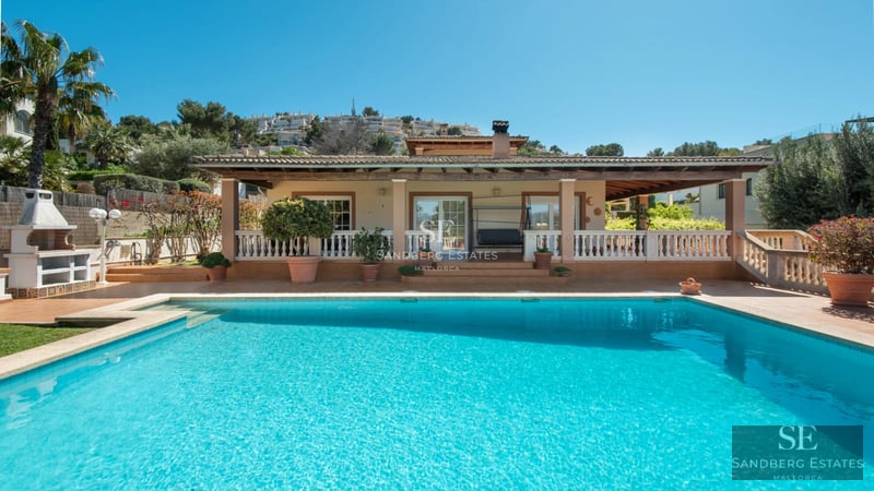 Spacious living room with floor-to-ceiling windows, sea view and balcony. Modern, bright design with luxury furniture. Ideal for living or investment.