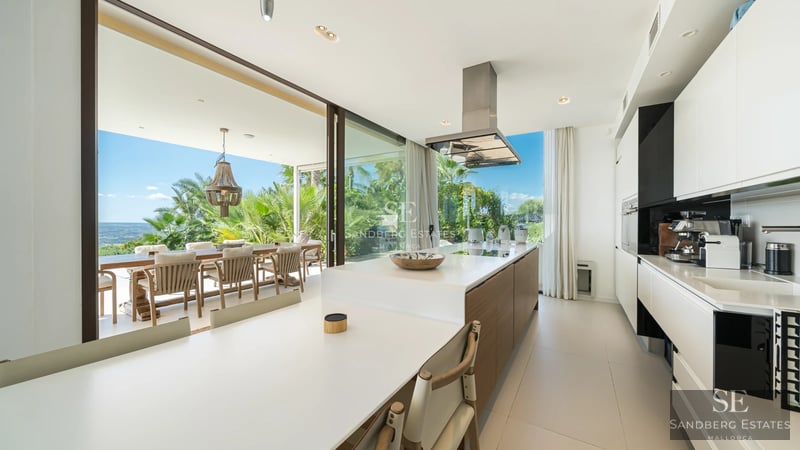 Exterior view of a luxury villa with swimming pool, lush garden and modern architecture. Ideal for families and entertaining.