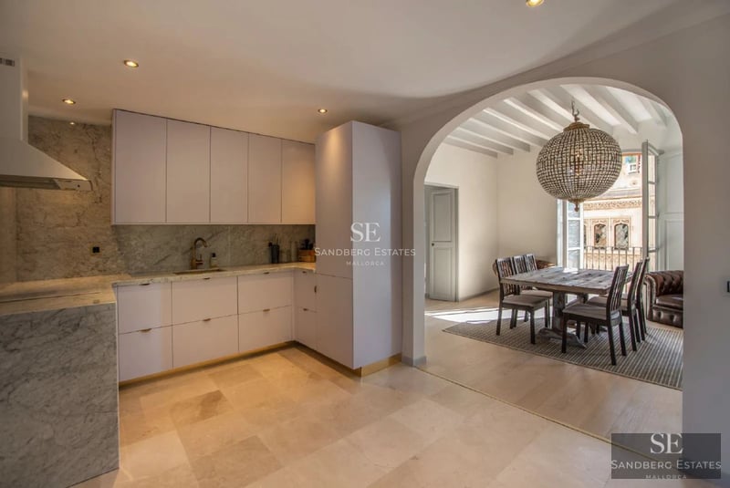 Infinity pool view with integrated jacuzzi and lush greenery. Modern architecture with spacious terraces and direct access to nature.