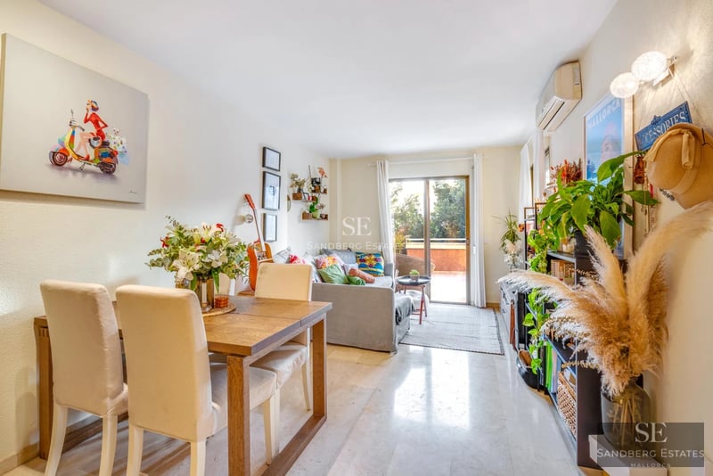 Vue d'une piscine moderne entourée de gazon et d'arbres, avec une maison au design contemporain en arrière-plan.