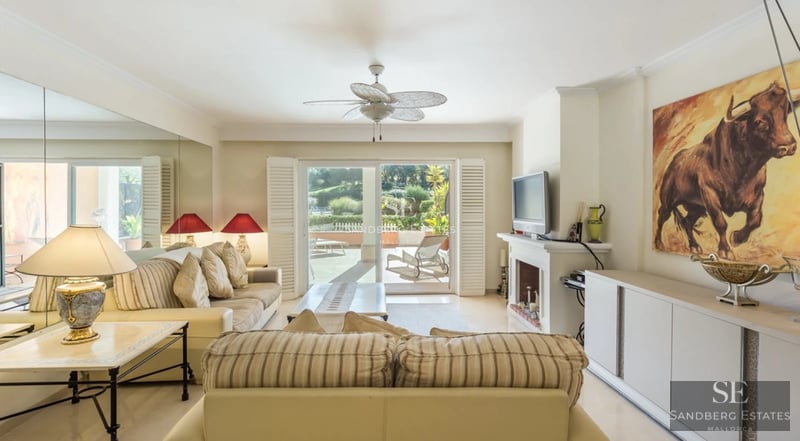 Modern terrace with an infinity pool and panoramic sea views. Elegant furniture and minimalist design.