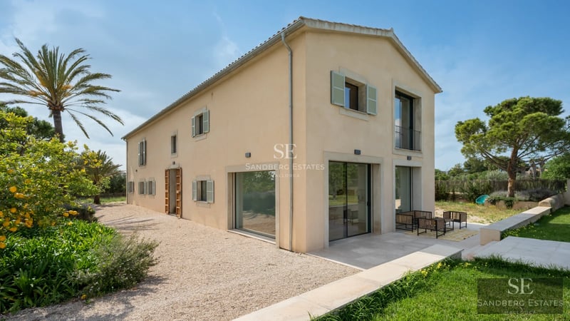 Spacious living room with pool, designer sofas, modern lighting, and floor-to-ceiling windows offering panoramic views. High-end finishes.