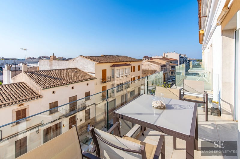 Exterior of a modern villa featuring an infinity pool, lush greenery, and expansive terraces. Minimalist and elegant architectural design.