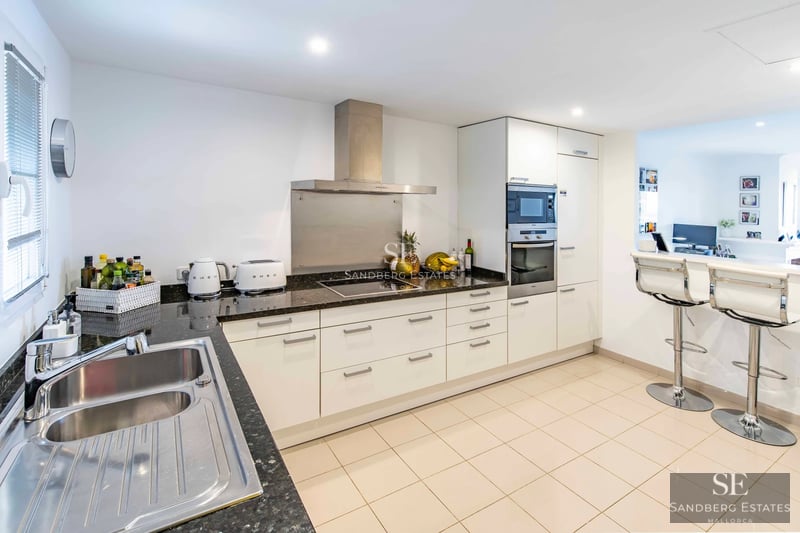 Exterior of a modern villa with infinity pool, large terraces, lush gardens, and panoramic views. Contemporary architecture.