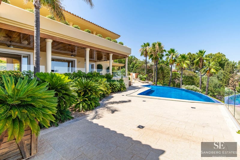 Spacious terrace with infinity pool, panoramic views. Modern design, elegant furniture, ambient lighting. Luxurious outdoor space.