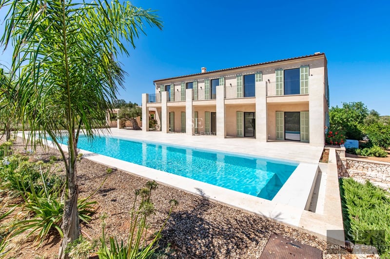 Spacious living room with floor-to-ceiling windows, infinity pool and modern furniture. Luxurious finishes and abundant natural light.