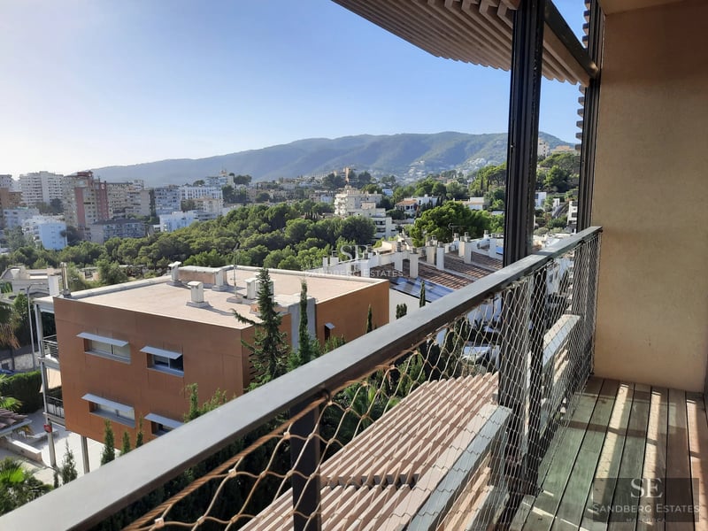 Exterior view of a modern villa with infinity pool, lush garden, and spacious terraces. Elegant and minimalist architecture.