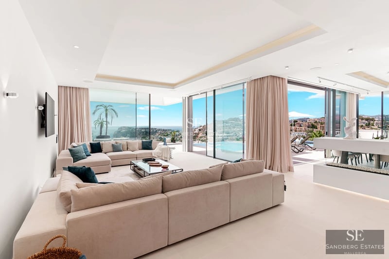 Spacious terrace featuring an infinity pool and panoramic views. Modern design, elegant outdoor furniture. Lush vegetation.