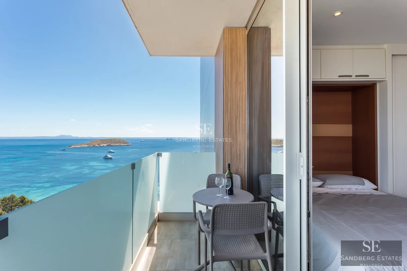 Vista exterior de villa moderna con piscina infinita, jardín exuberante y arquitectura contemporánea. Lujo y diseño en armonía.