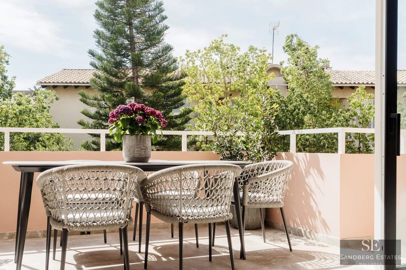 Exterior of a luxurious villa with infinity pool, garden and panoramic views. Modern architecture with spacious terraces and high-quality finishes.