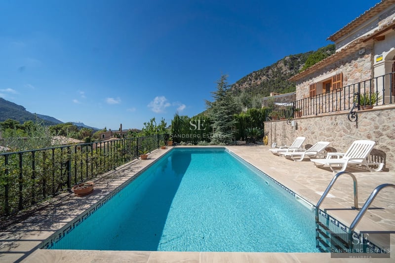 Expansive terrace with infinity pool. Modern design, panoramic views, elegant furniture. Perfect for relaxation and entertainment.