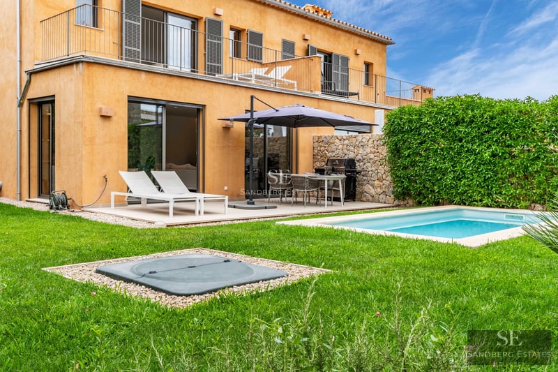 Exterior view of a modern villa featuring an infinity pool, large windows, and lush vegetation. Minimalist and elegant design.