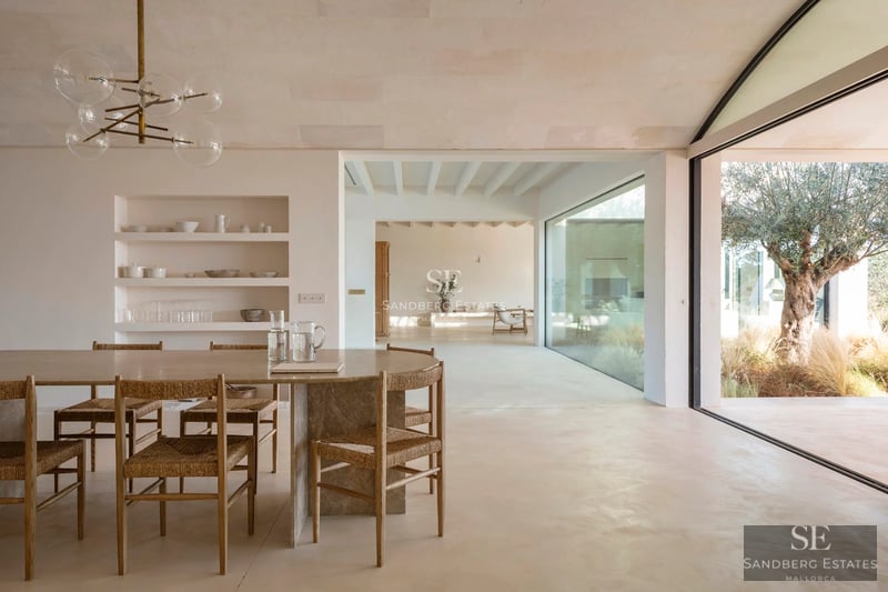 Amplia terraza con piscina infinita, tumbonas y vistas panorámicas. Diseño moderno con materiales de alta calidad.