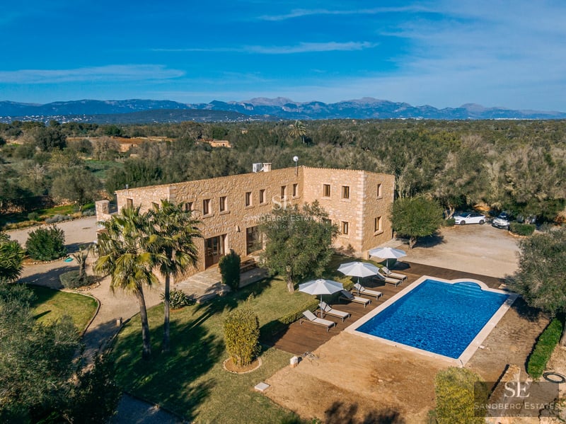 Spacious terrace with infinity pool, sea view. Modern furniture, sun loungers and umbrellas. Ideal for relaxation and entertainment.