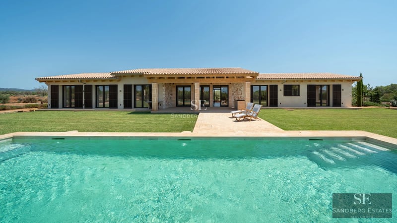 Bright living room with direct access to pool. Large windows, light wood floors and minimalist modern design. Elegant interior.
