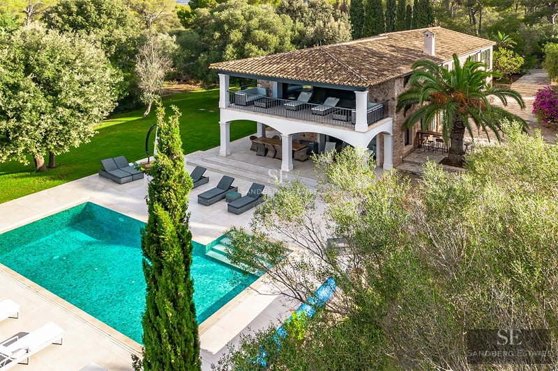 Exterior view of a modern villa with an infinity pool, lush garden, and spacious terraces. Minimalist and elegant architectural design.