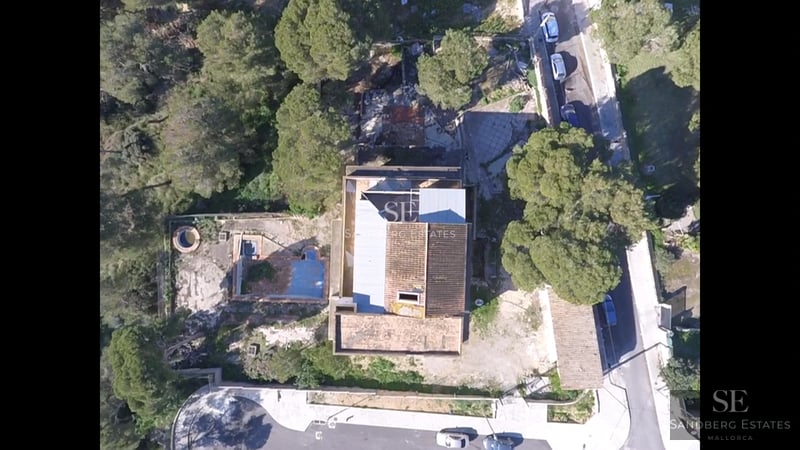 Exterior view of a modern villa with an infinity pool. Minimalist design, large windows, natural surroundings. Luxury and comfort.