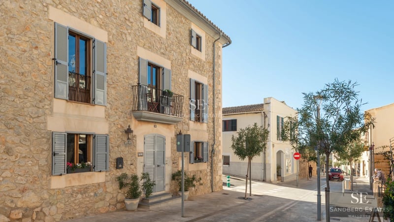 Exterior view of modern villa with infinity pool, spacious terraces, and lush gardens. Minimalist architecture and panoramic views.