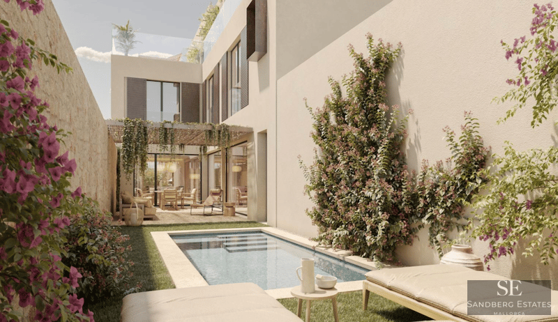 Elegante piscina en jardín mediterráneo con tumbonas, flores trepadoras y patio sombreado.