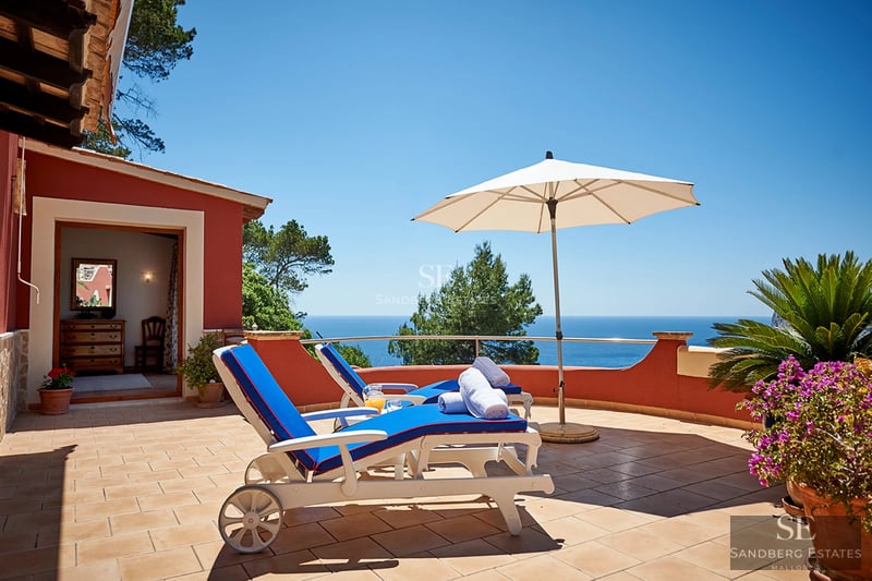 View of pool with terrace, sun loungers, and lush vegetation. Modern architecture with large windows and high-quality finishes.