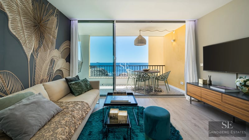 Exterior view of a modern villa featuring an infinity pool, gardens, and spacious open areas. Minimalist architecture and high-end finishes.