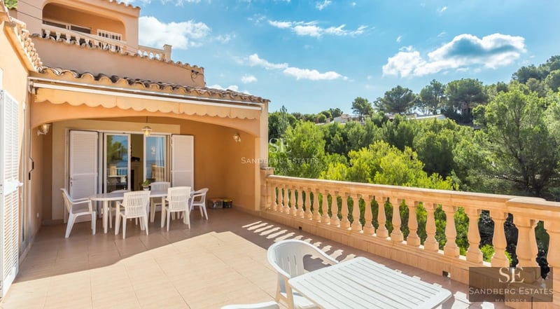 Image of a modern villa with pool, lush garden, and sunny terrace. Contemporary architecture, ideal for enjoying the outdoors.