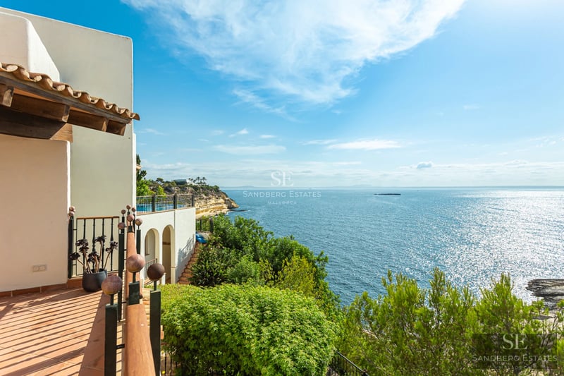 Vue extérieure d'une maison moderne avec piscine, jardin luxuriant et grandes fenêtres illuminant l'intérieur.