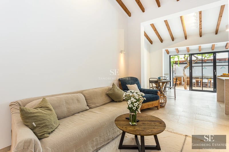 Modern villa features an infinity pool, large windows, and lush gardens. Minimalist architecture and luxury finishes.